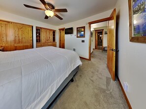Condo, 4 Bedrooms - Summer Fun - SLOPESIDE 4BR/3BA with 3 Spas, Pool and Sauna - Perfect for Family and Friend Getaways All Year Round by RedAwning (Mammoth Lakes)