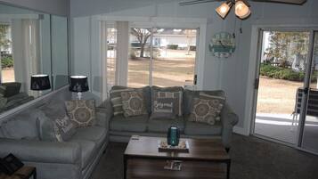 Kondominium, 1 kamar tidur | Area keluarga | TV