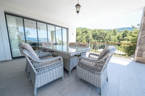 Outdoor dining - Olive Hills Villa Family-Friendly Luxury Villa with Private Pool in Fethiye (Fethiye)