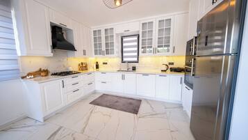 Jääkaappi, mikroaaltouuni, uuni, liesi