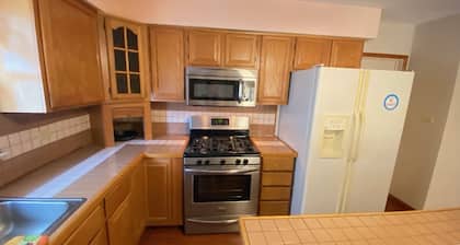 Spacious 2-bedroom apt in the Crest