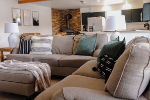 Smart TV, chimenea, oficina y monitor de computadora 