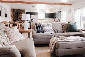 Smart TV, chimenea, oficina y monitor de computadora 