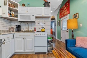 Frigorifero, microonde, forno, piano cottura