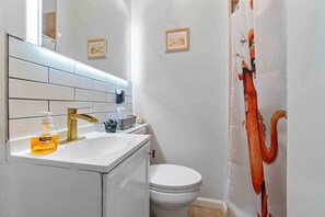 Douche, séchoir à cheveux, serviettes fournies, savon