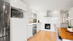 Frigorifero, microonde, forno, piano cottura