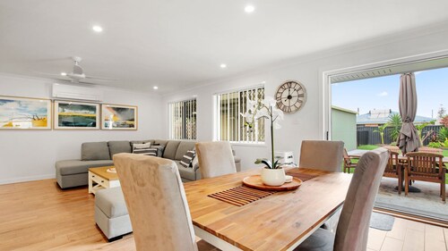 Theresa St 16, Golden Beach