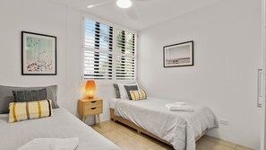 2 bedrooms, free WiFi, bed sheets - Seapoint Unit 14, 32 Victoria Tce, Kings Beach (Kings Beach)