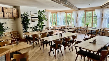 Daily cooked-to-order breakfast (CHF 14.5 per person)