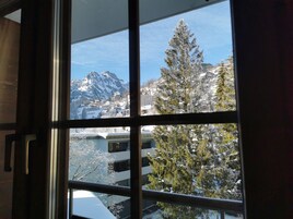 Caja de seguridad en la habitación y escritorio 
