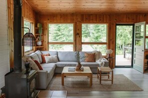 TV, fireplace, stereo, offices - Bay Point Hideaway in the Woods - with Hot Tub! (Beulah)
