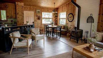 Televisie, een open haard, een stereo en een kantoor