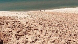 Una platja amb vistes clares a l'oceà i una riba sorrenca.