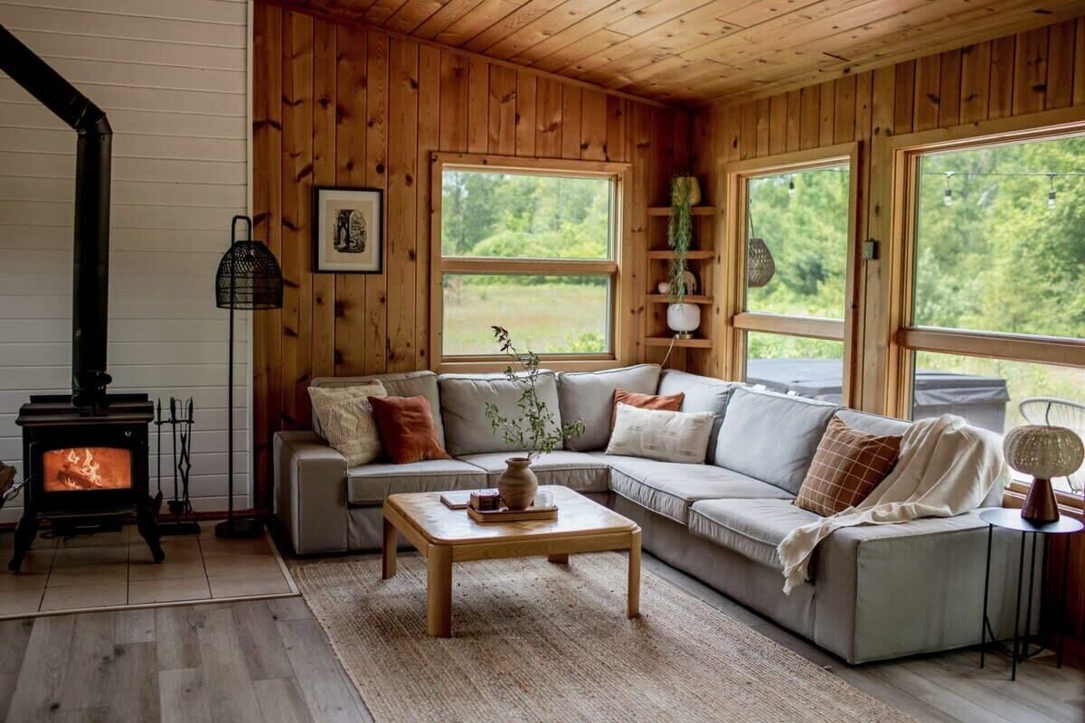 Televisie, een open haard, een stereo en een kantoor