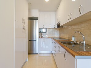 Kühlschrank, Mikrowelle, Wasserkocher mit Kaffee-/Teezubehör