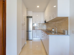 Kühlschrank, Mikrowelle, Wasserkocher mit Kaffee-/Teezubehör