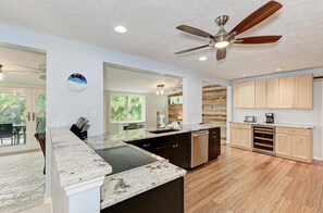 Frigorifero, microonde, piano cottura, lavastoviglie