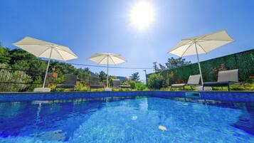 Piscina all'aperto, lettini