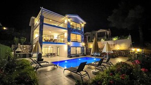 Piscine extérieure, chaises longues