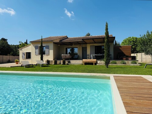 Au cœur des Alpilles, Mazet entièrement rénové avec piscine privée chauffée.