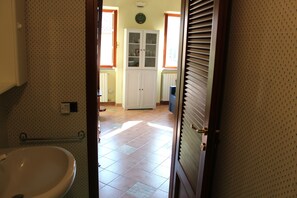 A bathroom with a sink, a cabinet, and a window. - Loft Angela Charming Aptmnt in Pietrasanta Center (Pietrasanta)