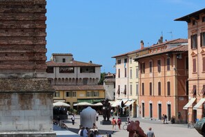 A historic square with a prominent statue, traditional buildings, and a clear blue sky. - Loft Angela Charming Aptmnt in Pietrasanta Center (Pietrasanta)