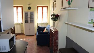 Apartment, 1 Queen-Bett und Schlafsofa | Wohnzimmer | 30-Zoll-Fernseher mit Digitalempfang, Kamin