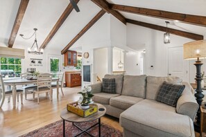 Smart TV, chimenea, libros y biblioteca musical 