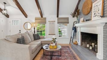 Smart TV, lareira, livros, biblioteca musical