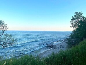 Beach nearby - Brand New 2 Br Bsmt Apt Next to Beach and Go Station (Pickering)