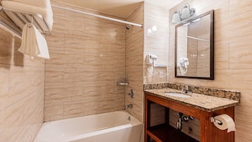 Bañera, secador de pelo, toallas