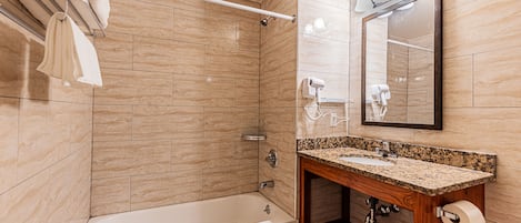 Baignoire, séchoir à cheveux, serviettes fournies