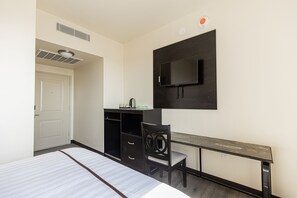 Premium bedding, down duvets, memory-foam beds, desk - Astoria Inn LaGuardia hotel (Astoria)