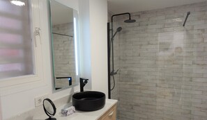 Dusche, Haartrockner, Handtücher, Toilettenpapier