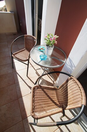Outdoor dining - Mandola Studios Beachside - Skala Beach (Blue Studio) (Skala)