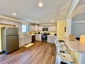 Fridge, microwave, oven, stovetop - Saint of Circumstance - Chesapeake Properties (Cape Charles)