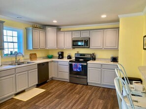 冷蔵庫、電子レンジ、オーブン、コンロ