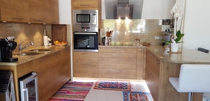 Een microgolfoven, een vaatwasser, een broodrooster, een blender