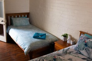 Habitación básica con 1 cama doble o 2 individuales | Ropa de cama