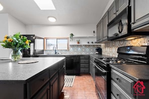 Refrigerador, microondas, horno y parrilla de estufa