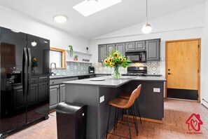 Réfrigérateur, micro-ondes, four, plaque de cuisson