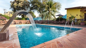 Piscina externa, funciona das 8h às 22h, guarda-sóis, espreguiçadeiras