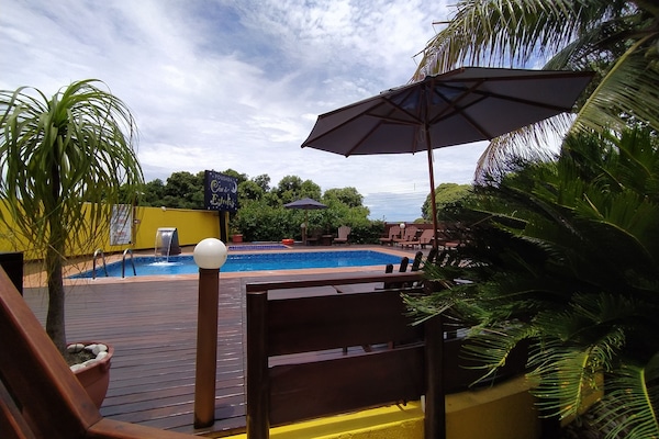 Piscine extérieure, parasols de plage, chaises longues
