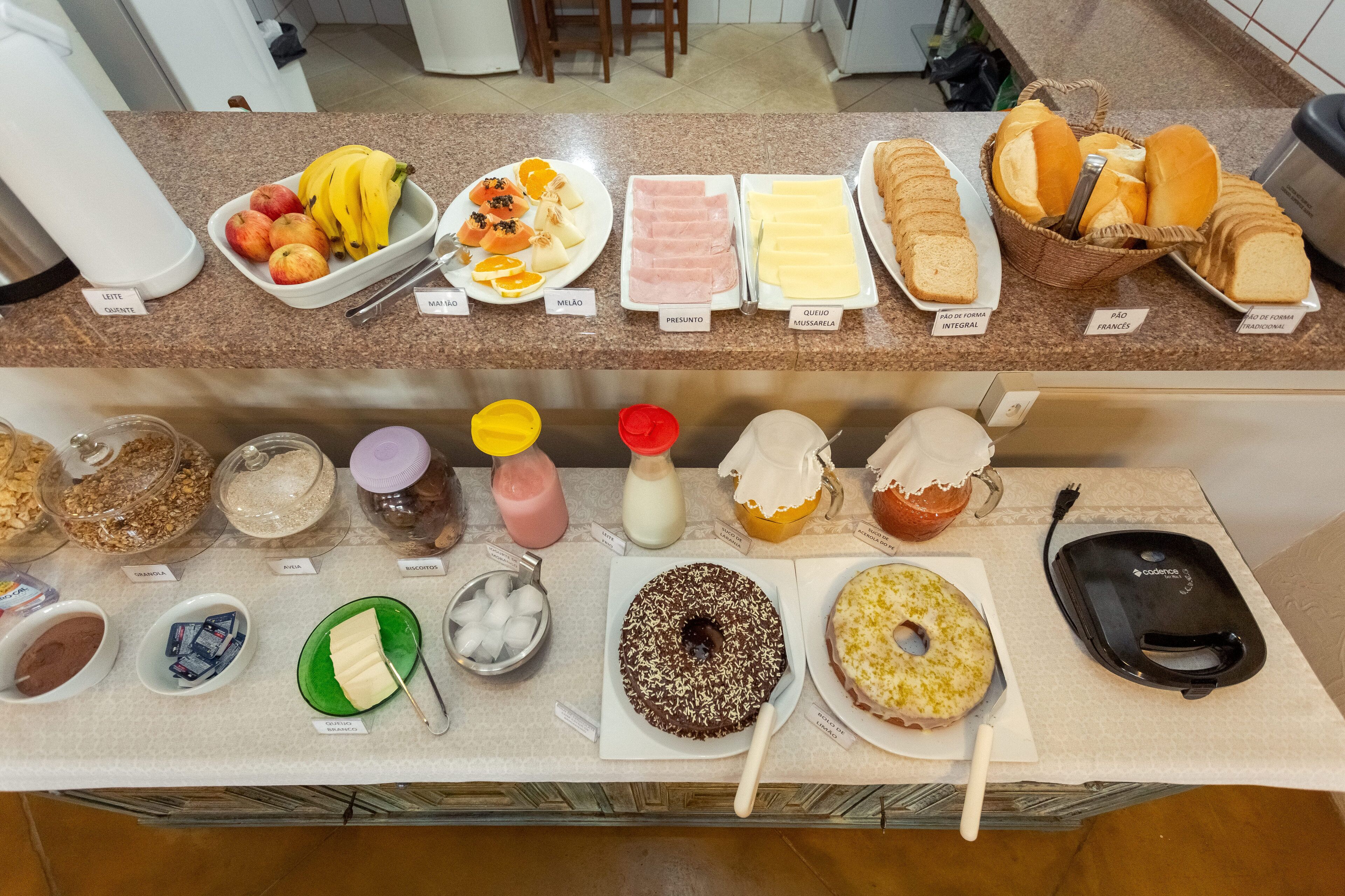 Café da manhã com buffet grátis todos os dias