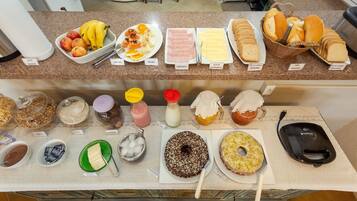 Café da manhã com buffet grátis todos os dias