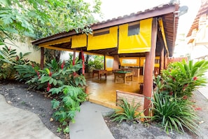 Télévision à écran plat de 24 pouces avec chaînes par câble, télévision