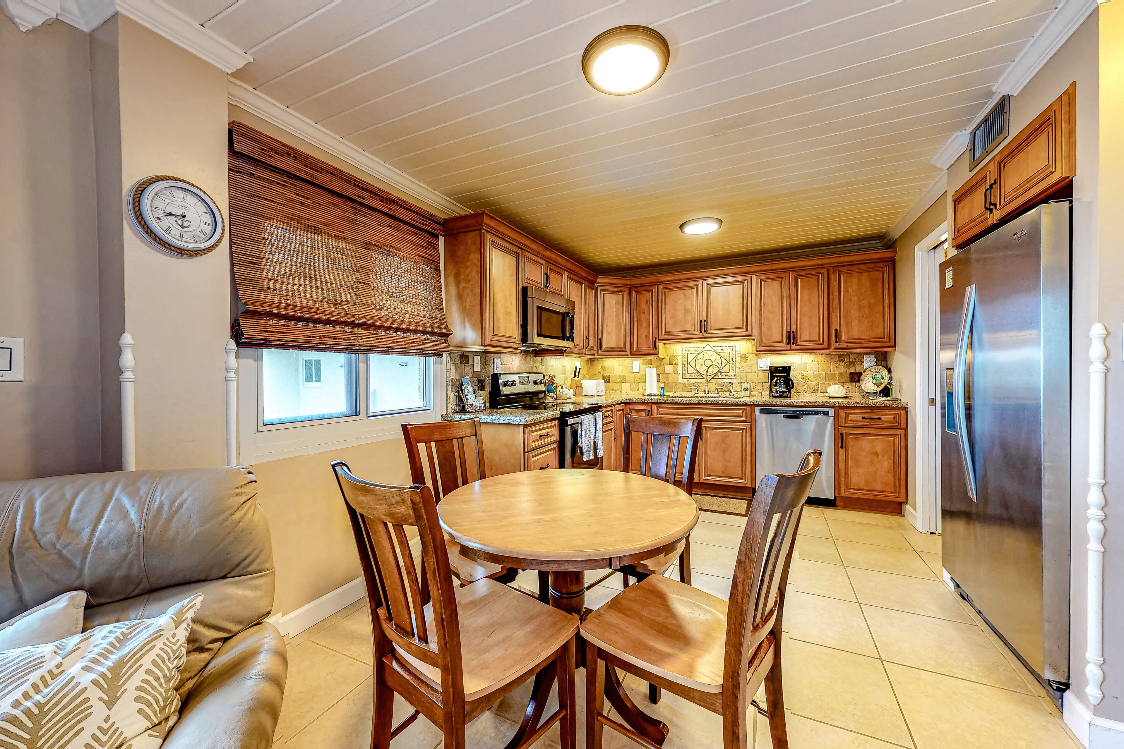 Penthouse condo with gorgeous views, fast WiFi, pools & gym