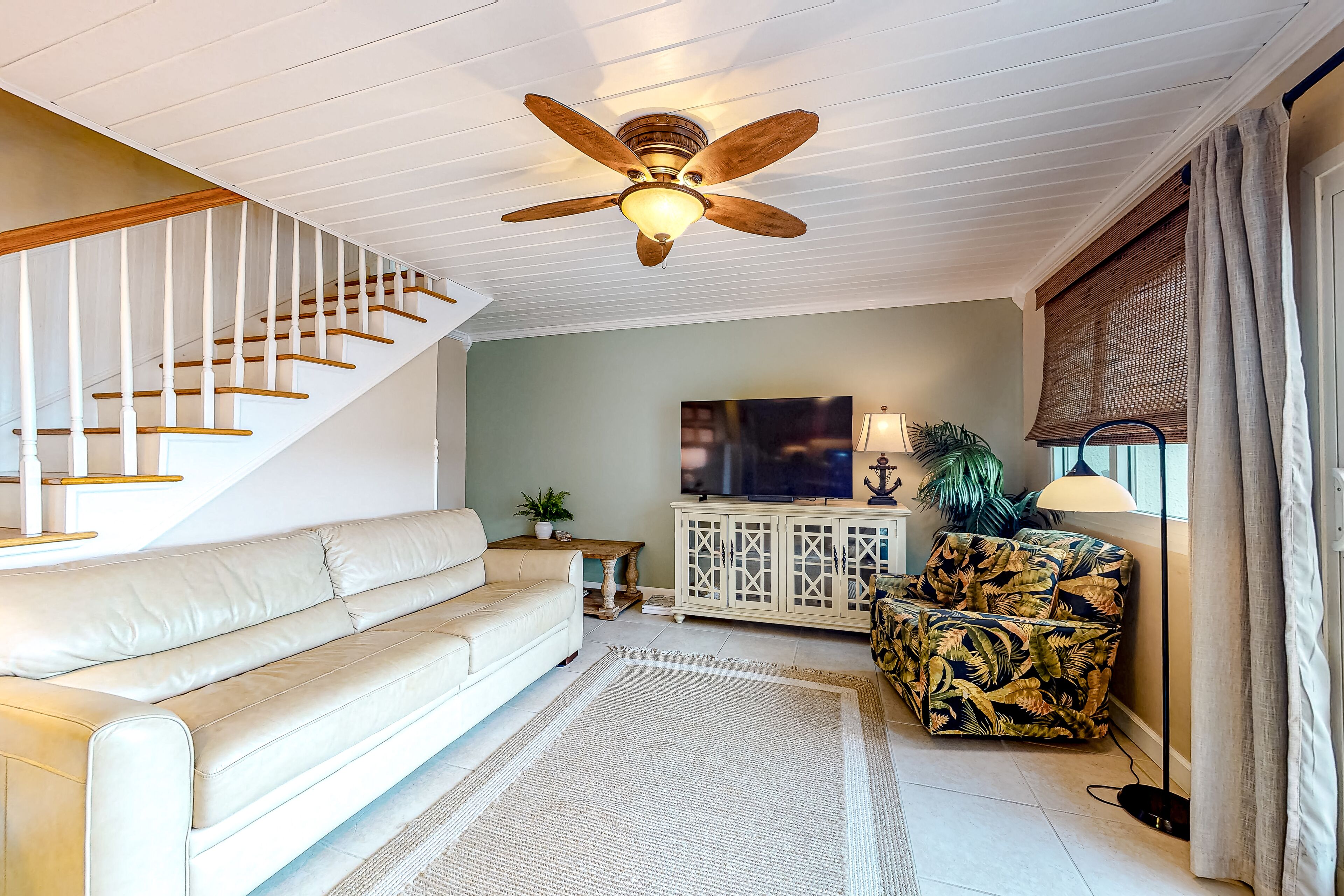 Penthouse condo with gorgeous views, fast WiFi, pools & gym