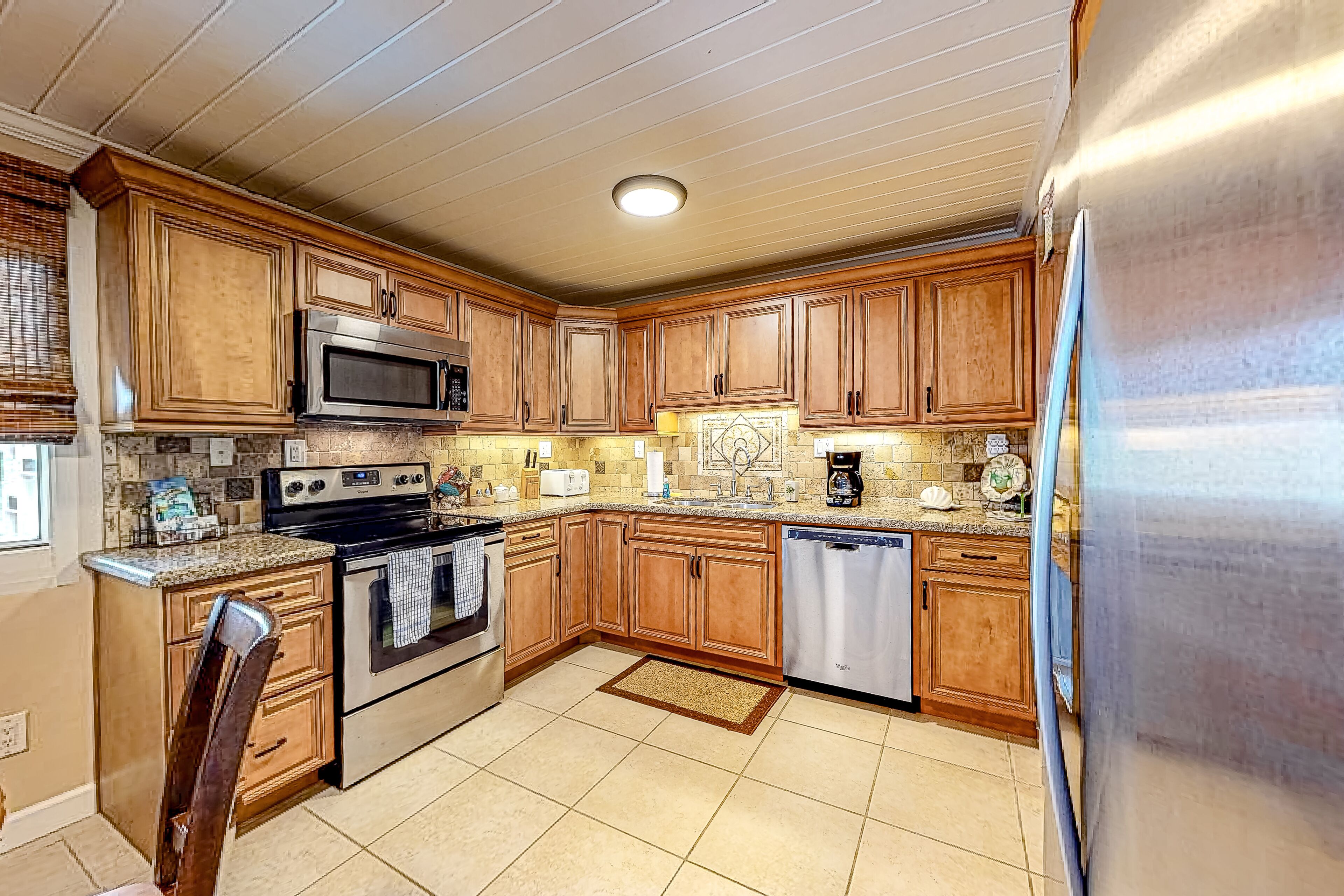 Penthouse condo with gorgeous views, fast WiFi, pools & gym