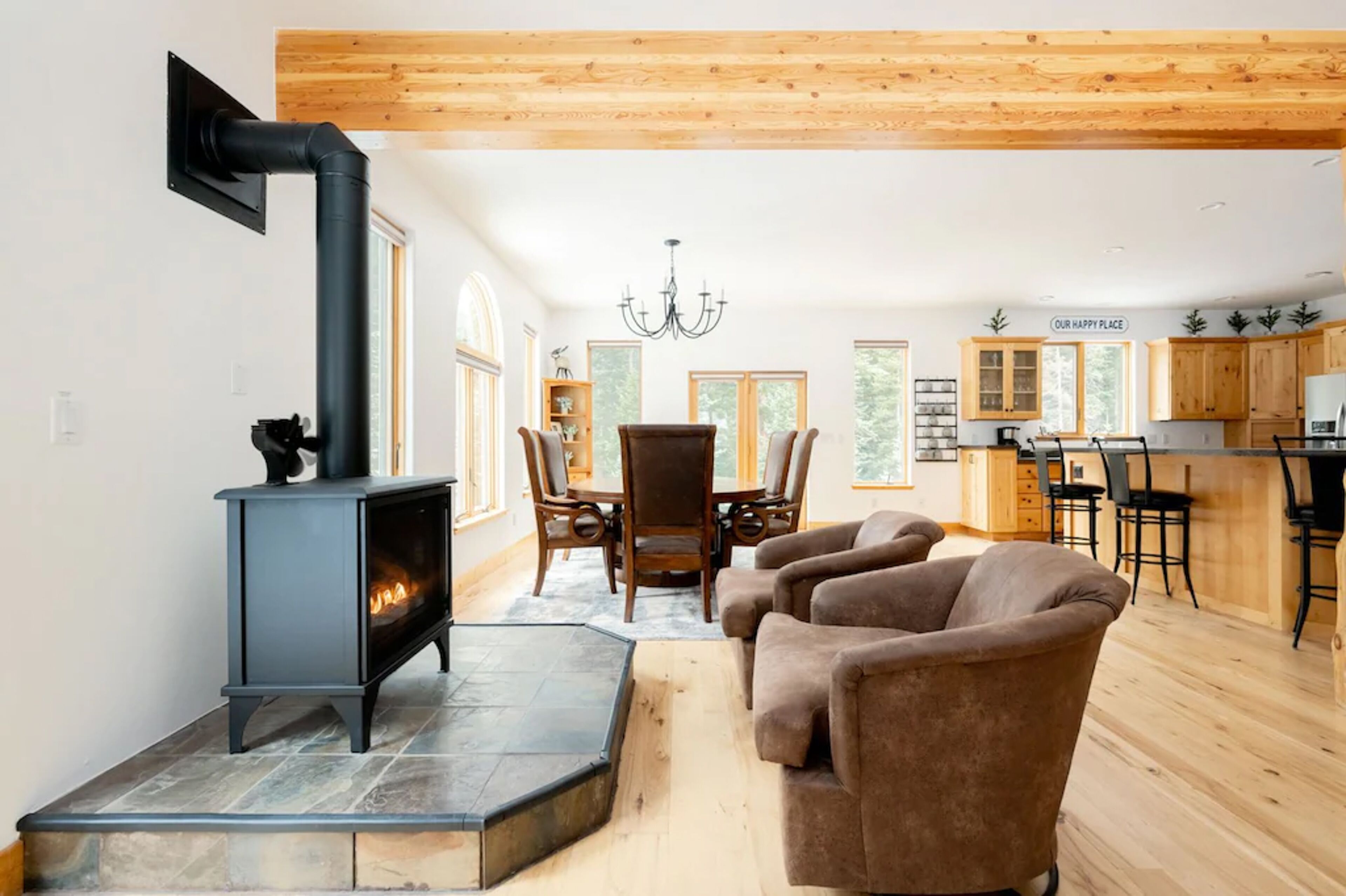 Forested mountain home with patio, hot tub, fireplace, washer/dryer, & WiFi